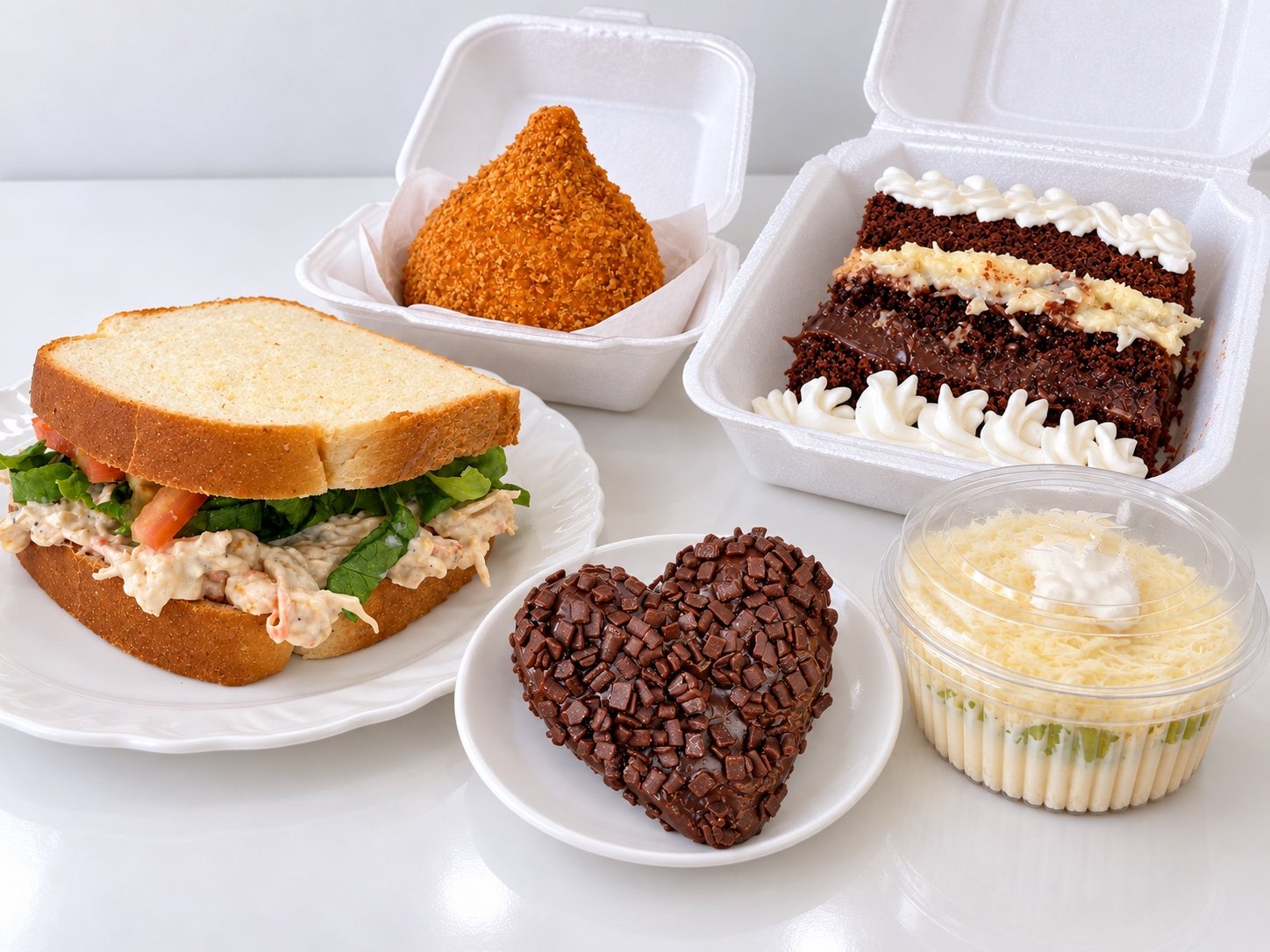 Produtos Doce Mavie: sanduíche natural, coxinha, fatia de prestígio, coxinha doce e Encanto de uva